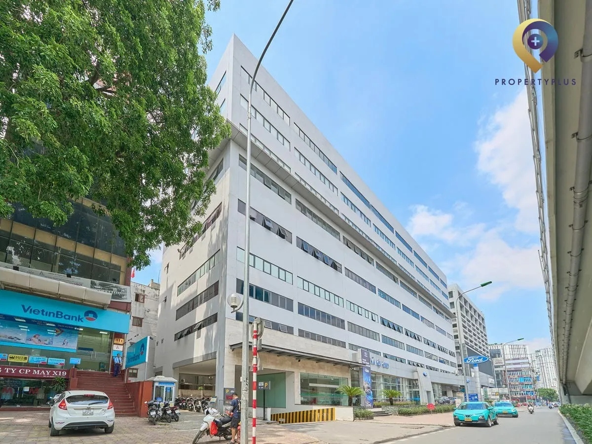 Tòa nhà 311-313 Trường Chinh nhìn từ góc đường phía trước.